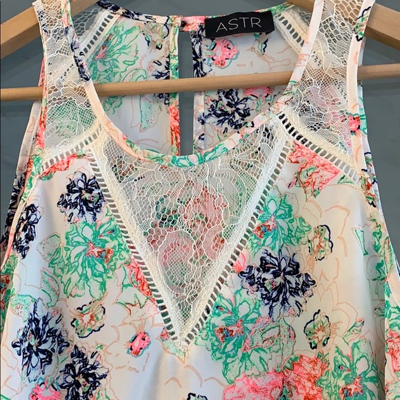 ASTR | pretty floral laced top - Picture 2 of 7